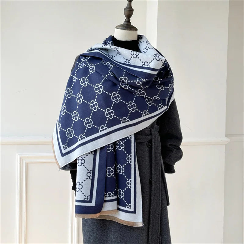 Châle Femme Hiver Motif Monogramme