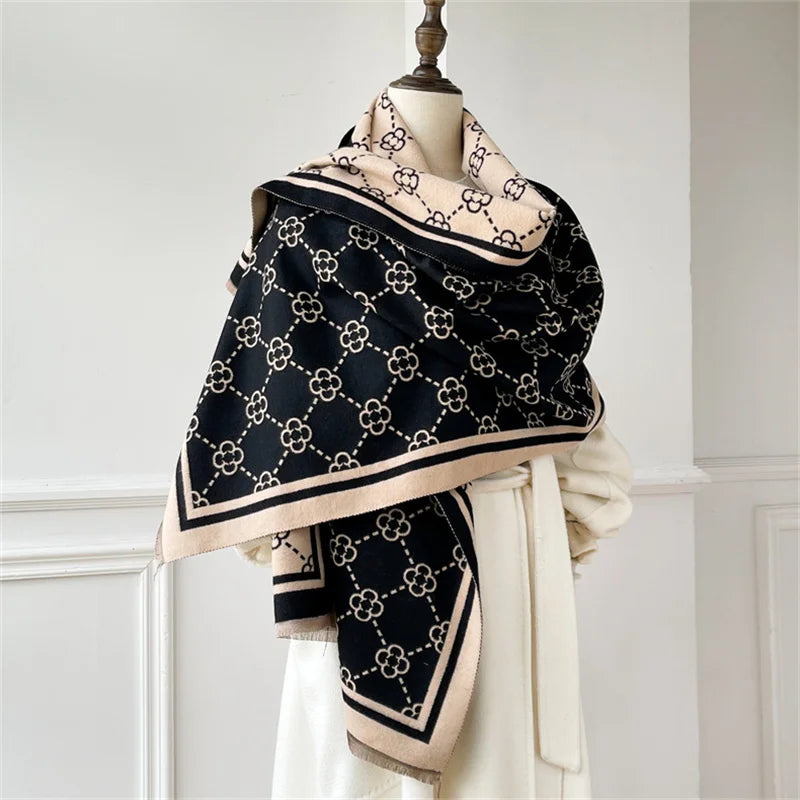 Châle Femme Hiver Motif Monogramme