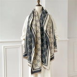 Châle Femme Hiver Motif Monogramme