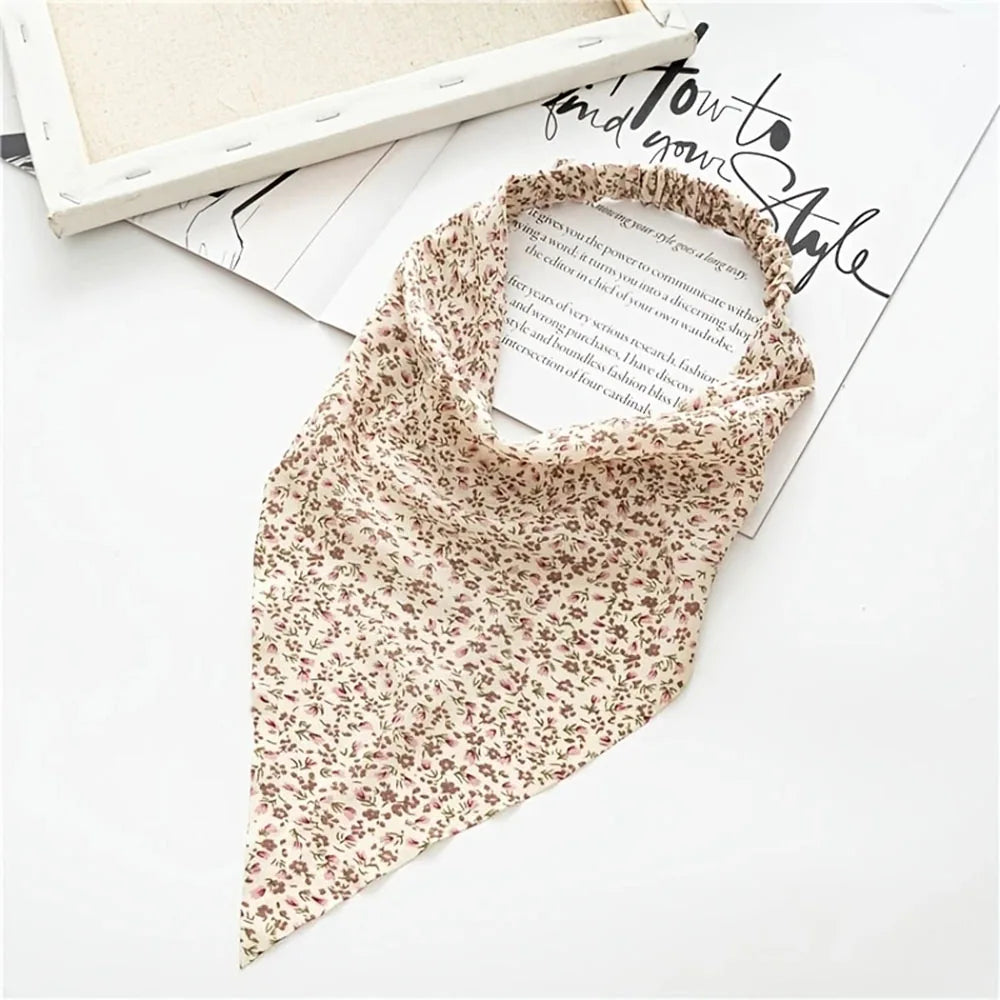 Foulard pour cheveux en dentelle beige style bohème.