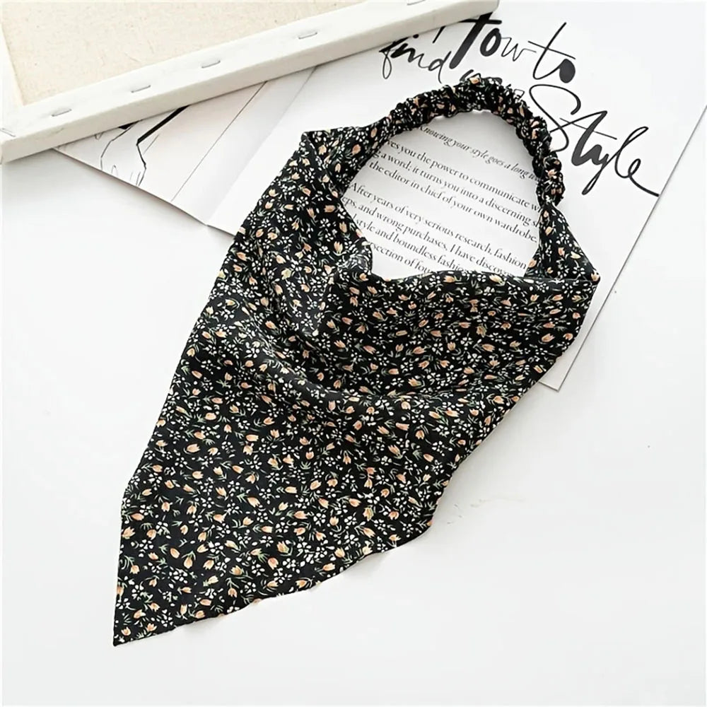 Foulard pour cheveux noir avec petits motifs floraux.