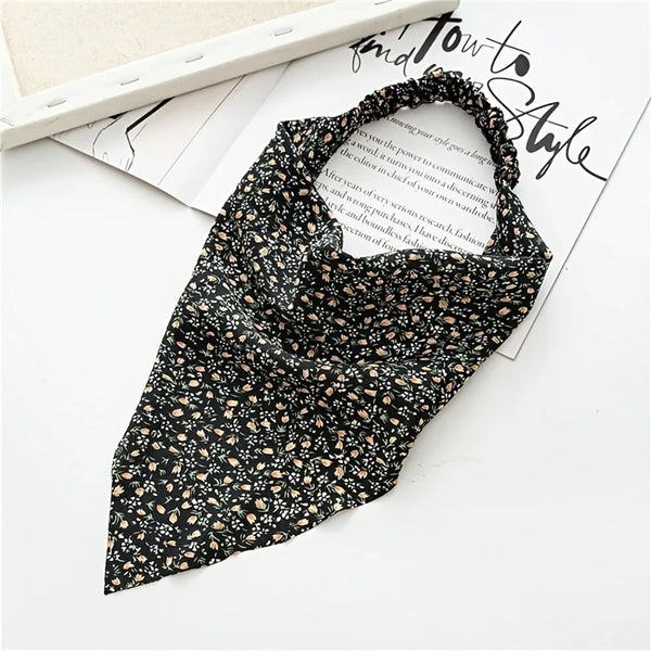 Foulard pour cheveux noir avec petits motifs floraux.