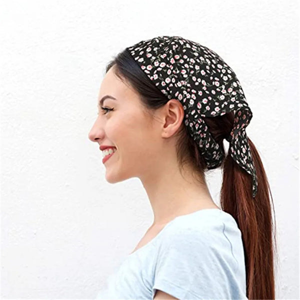 Femme de profil portant un foulard pour cheveux EnroulezMoi.