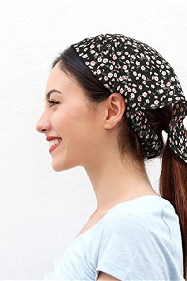 Femme de profil portant un foulard pour cheveux EnroulezMoi.