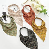 Cinq bandeaux pour cheveux aux motifs floraux variés.