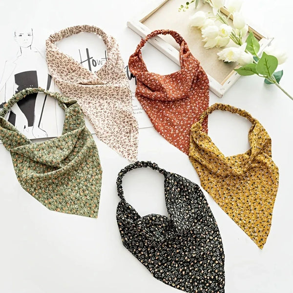 Cinq bandeaux pour cheveux aux motifs floraux variés.
