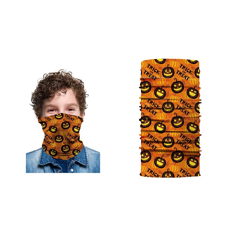 Cache-cou enfant orange avec motifs citrouilles d'Halloween.